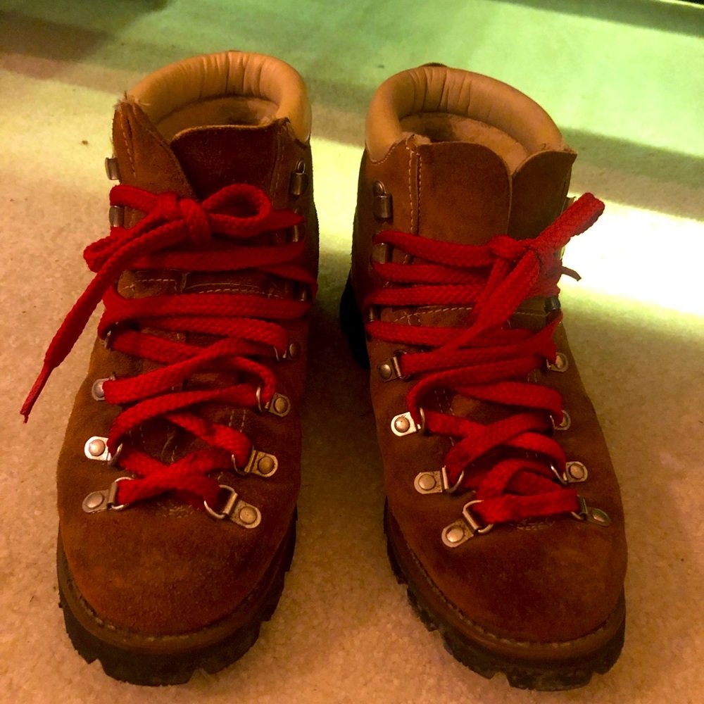 Brown/tan hiking books with new red laces, size 10. They are very sturdy.